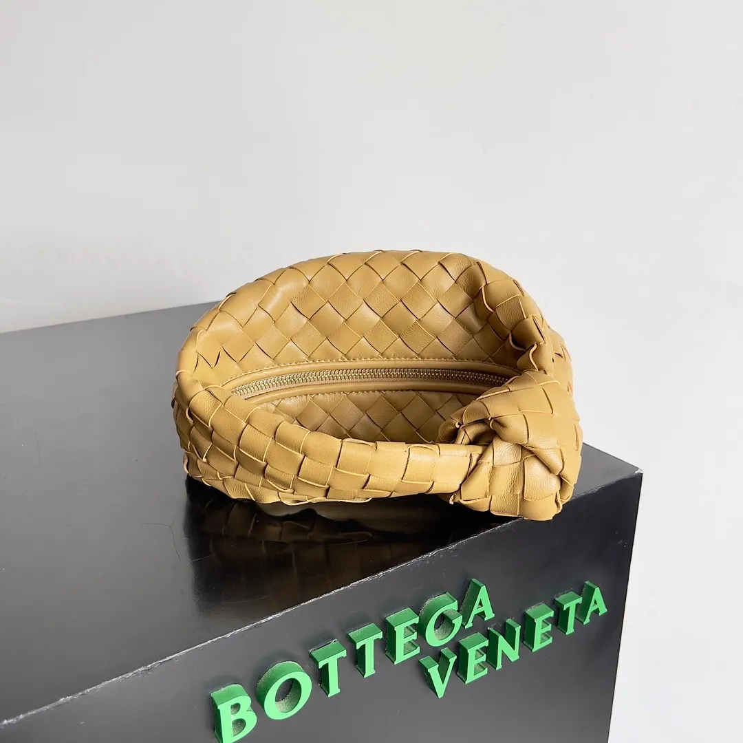 Batch 1120 Bottega veneta͙.——The latest braided and knotted hobo🔥 The top-grade lambskin leather is very soft, the bag shape is unique, practical and durable. It retains the traditional weaving elements while being a bit more flamboyant ~ Made of hand-woven sheepskin, zipper opening and closing, curved seamless structure, effortless to match. Highly recommended⚠️⚠️⚠️ The highest-end in the market🌈 Welcome to compare [Factory equipped with full package] size: 23x15x5cm.   Model: 651876